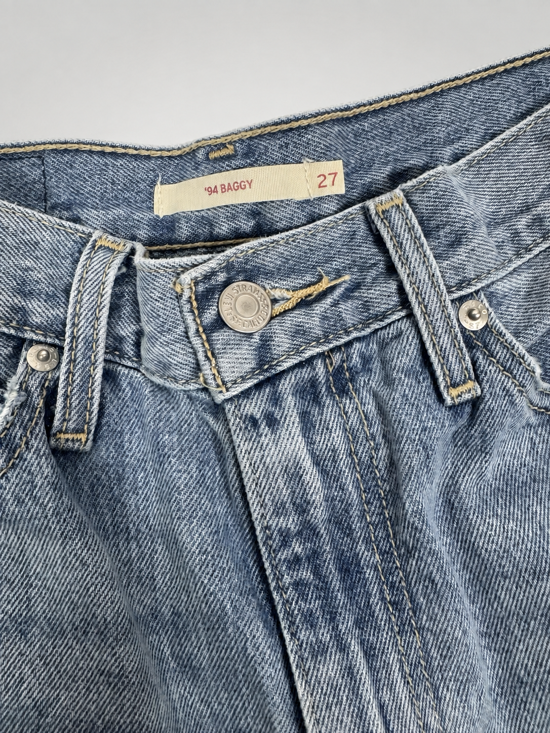 Women’s Levi’s ’94 Baggy Y2K Inspired Distressed Jeans Light Wash Size 27